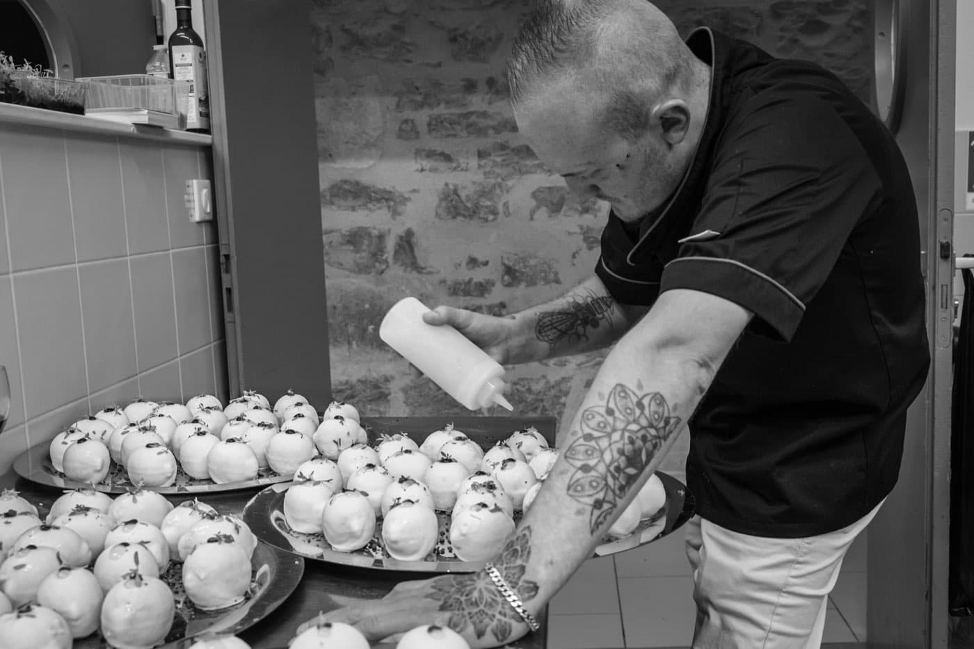 Christopher dressant des bouchées gourmandes pour un événement privatisé