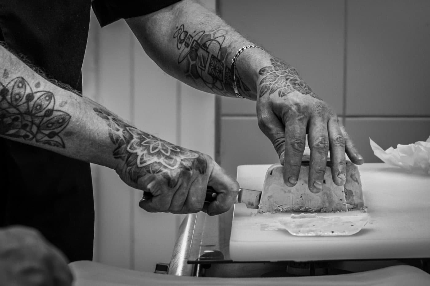 Préparation minutieuse d'un plat en cuisine pour une prestation traiteur sur mesure